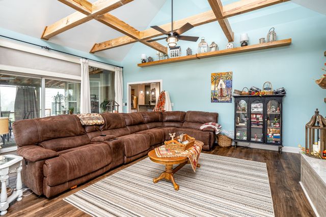 1855 Lochlann Dr, Culleoka, TN 38451