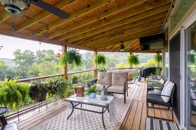 1855 Lochlann Dr, Culleoka, TN 38451