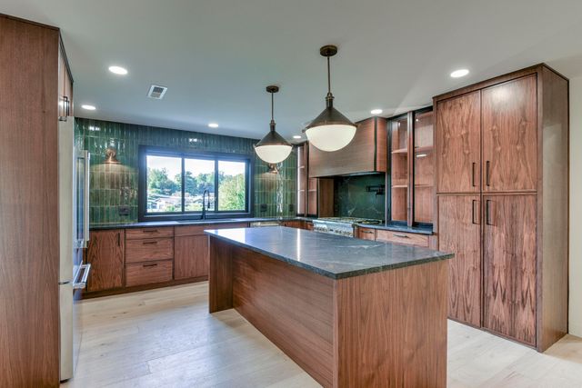 2274 S Edgewater Drive, Springfield, MO 65804