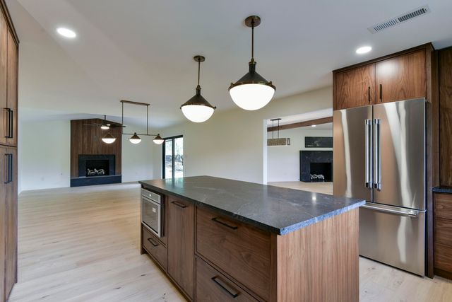 2274 S Edgewater Drive, Springfield, MO 65804