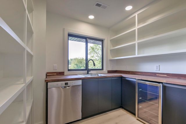 2274 S Edgewater Drive, Springfield, MO 65804