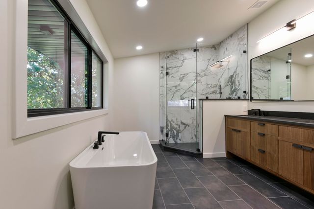 2274 S Edgewater Drive, Springfield, MO 65804