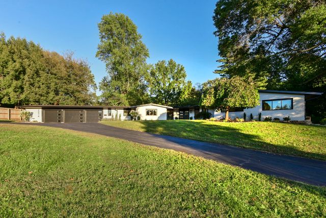 2274 S Edgewater Drive, Springfield, MO 65804