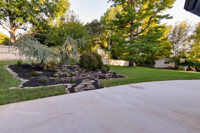 2274 S Edgewater Drive, Springfield, MO 65804