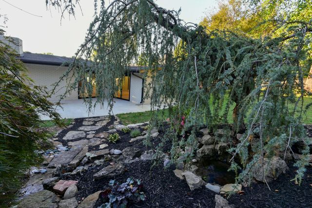 2274 S Edgewater Drive, Springfield, MO 65804