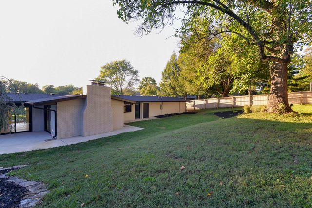 2274 S Edgewater Drive, Springfield, MO 65804