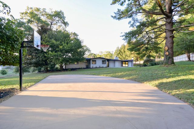 2274 S Edgewater Drive, Springfield, MO 65804