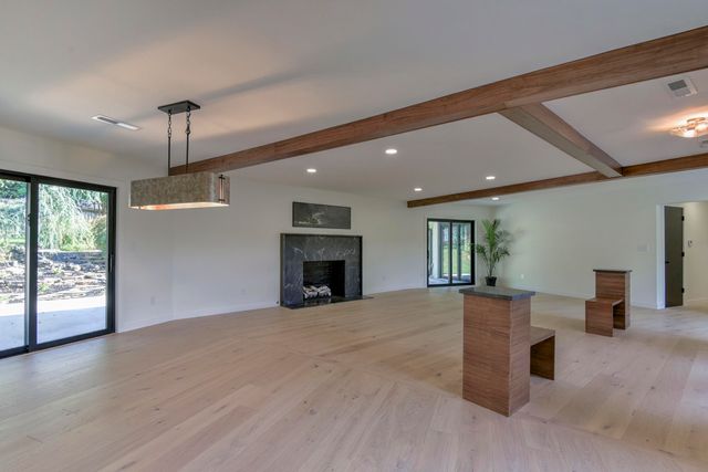 2274 S Edgewater Drive, Springfield, MO 65804