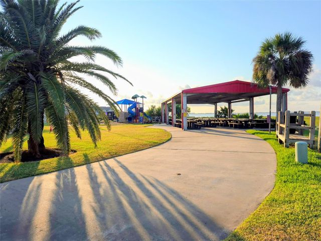 1318 Outrigger, Tiki Island, TX 77554