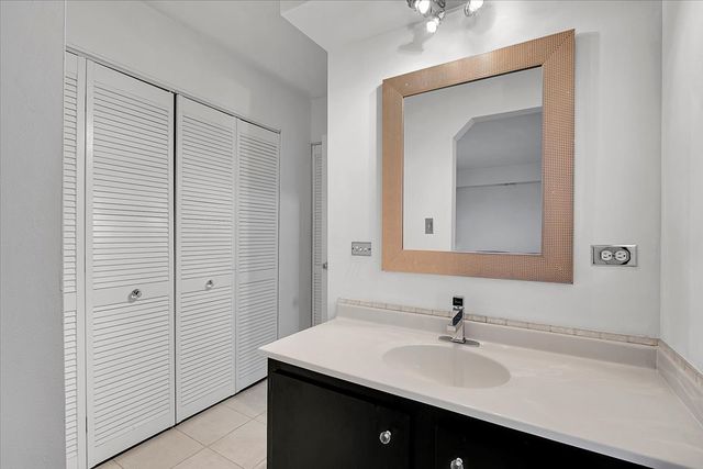 7525 W Lawrence Avenue 505, Harwood Heights, IL 60706