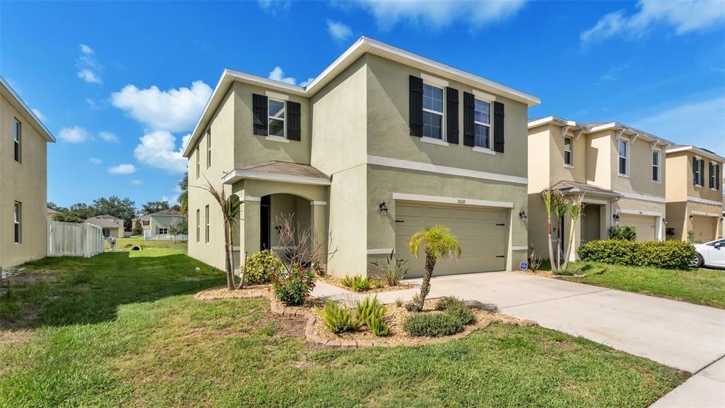 Image 2 of property listing at 3509 DIAMOND LEAF COURT, Valrico, FL 33594