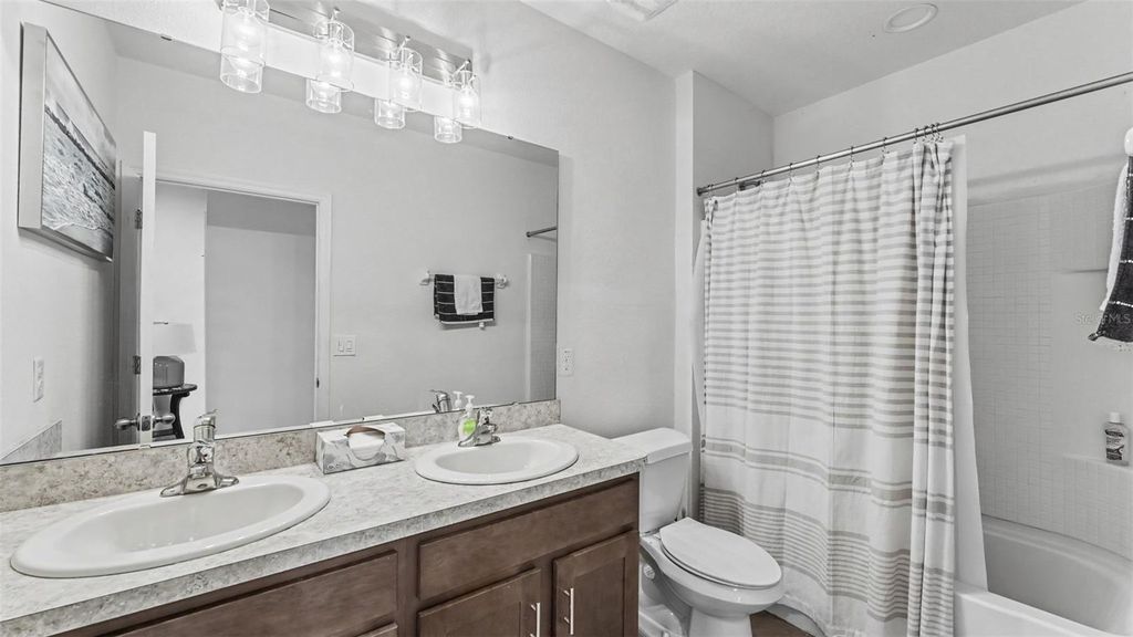 Image 24 of property listing at 3509 DIAMOND LEAF COURT, Valrico, FL 33594