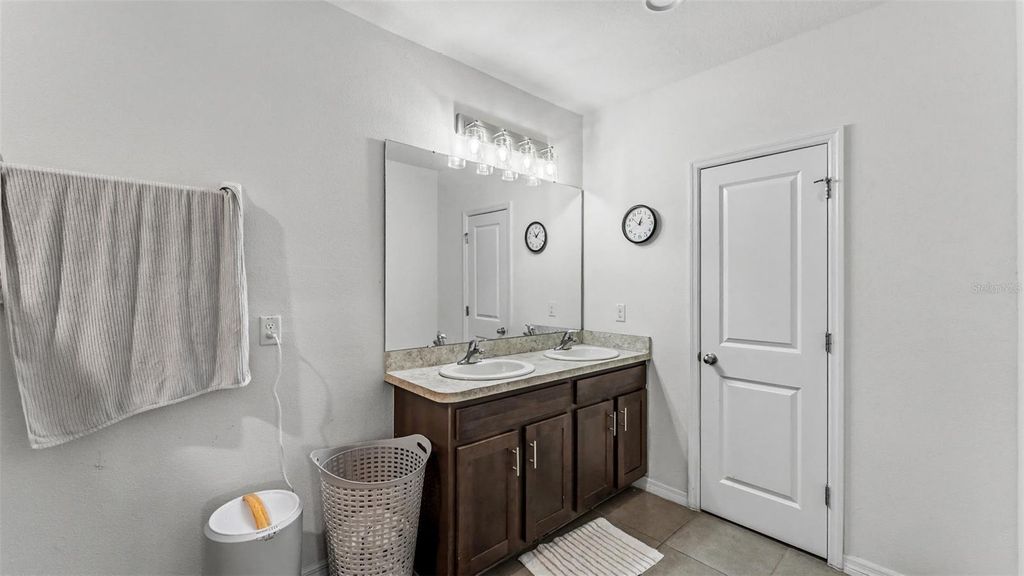 Image 32 of property listing at 3509 DIAMOND LEAF COURT, Valrico, FL 33594