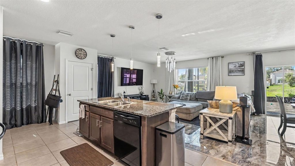 Image 9 of property listing at 3509 DIAMOND LEAF COURT, Valrico, FL 33594