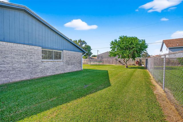 229 Austin Street, Angleton, TX 77515
