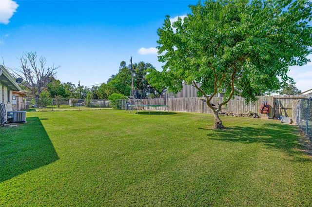 229 Austin Street, Angleton, TX 77515