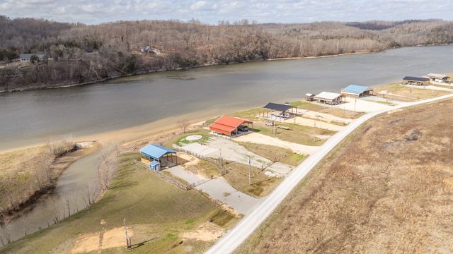 2133 Hardin Bottom River Rd, Clifton, TN 38425