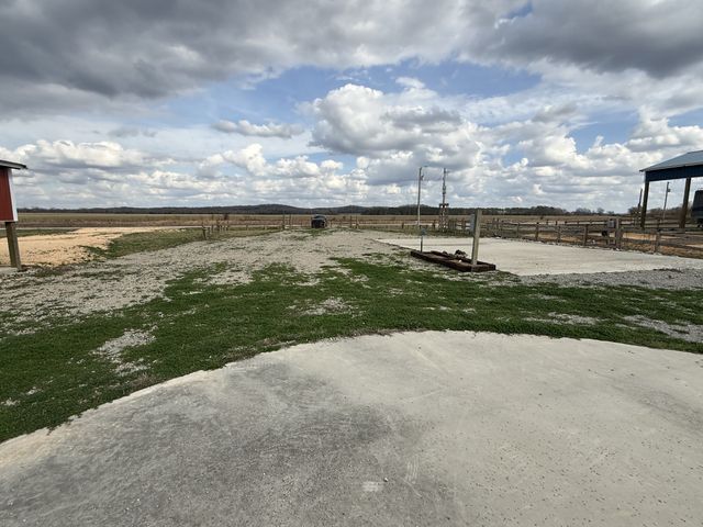 2133 Hardin Bottom River Rd, Clifton, TN 38425