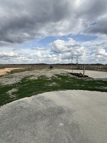 2133 Hardin Bottom River Rd, Clifton, TN 38425