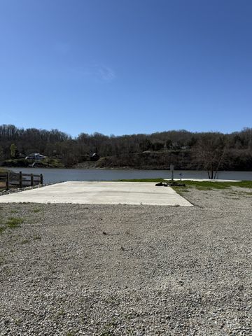 2133 Hardin Bottom River Rd, Clifton, TN 38425