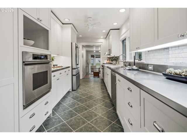 11445 S RIVERWOOD Rd, Portland, OR 97219