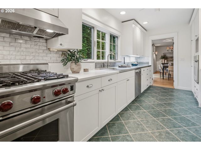 11445 S RIVERWOOD Rd, Portland, OR 97219