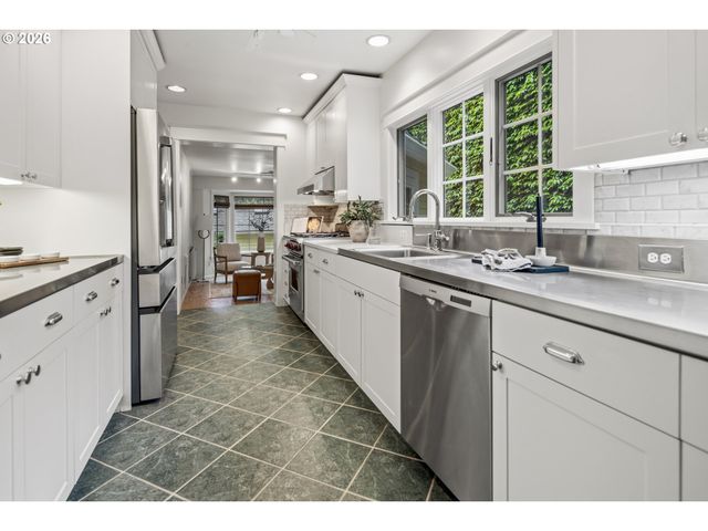 11445 S RIVERWOOD Rd, Portland, OR 97219