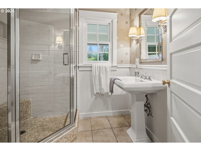 11445 S RIVERWOOD Rd, Portland, OR 97219