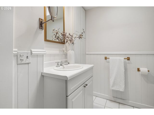 11445 S RIVERWOOD Rd, Portland, OR 97219