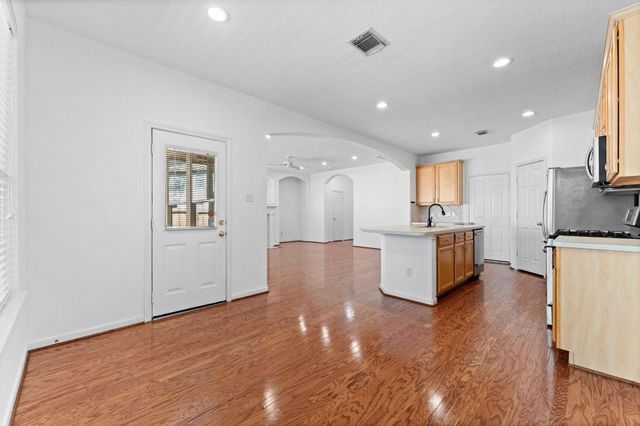 39 E Burberry Circle, The Woodlands, TX 77384