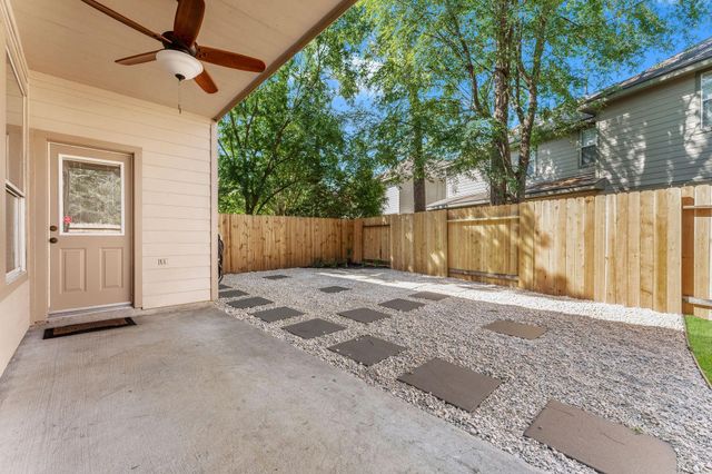 39 E Burberry Circle, The Woodlands, TX 77384