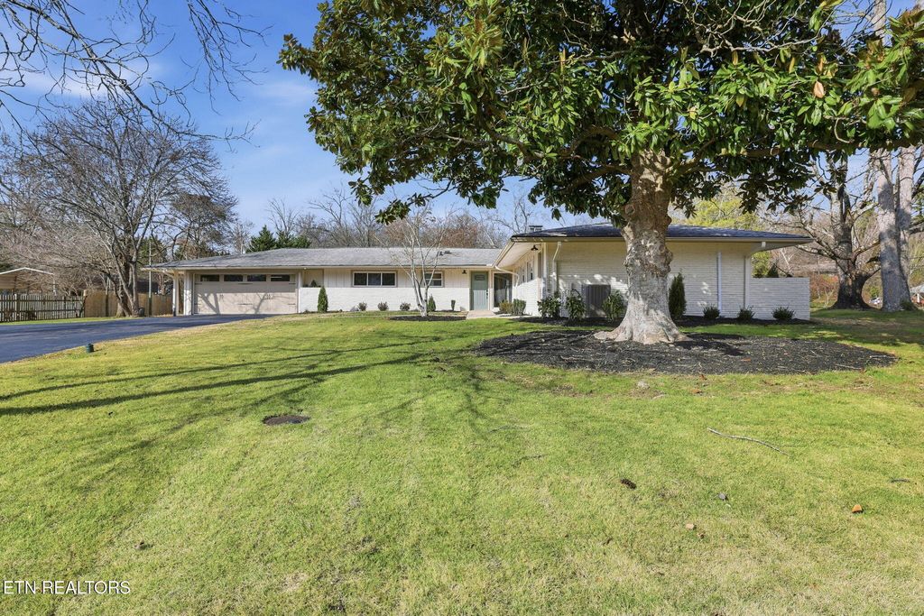 6815 Dorchester Drive, Knoxville, TN 37909