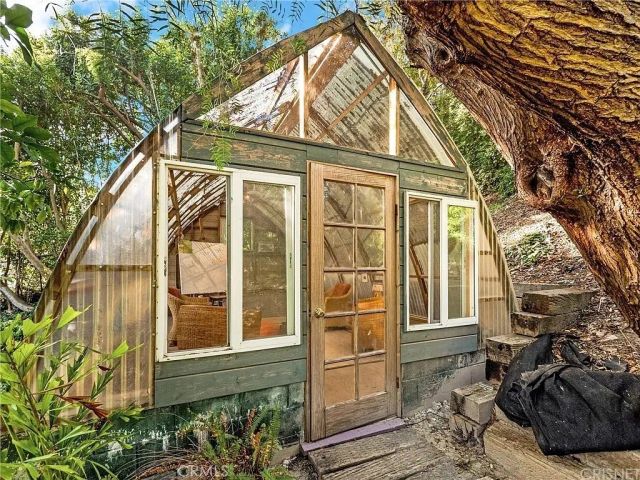 18000 Karen Drive, Encino, CA 91316