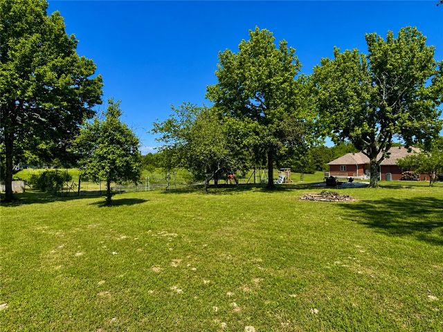 333 Hide-A-Way Lane, London, AR 72847