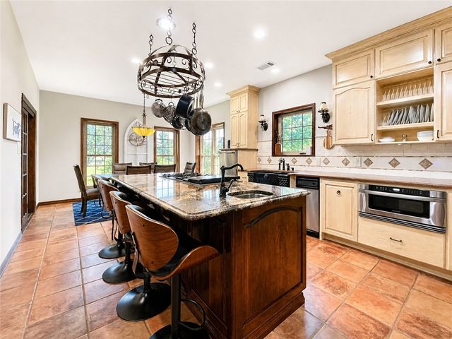 333 Hide-A-Way Lane, London, AR 72847