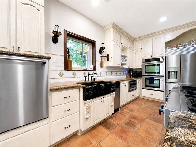 333 Hide-A-Way Lane, London, AR 72847