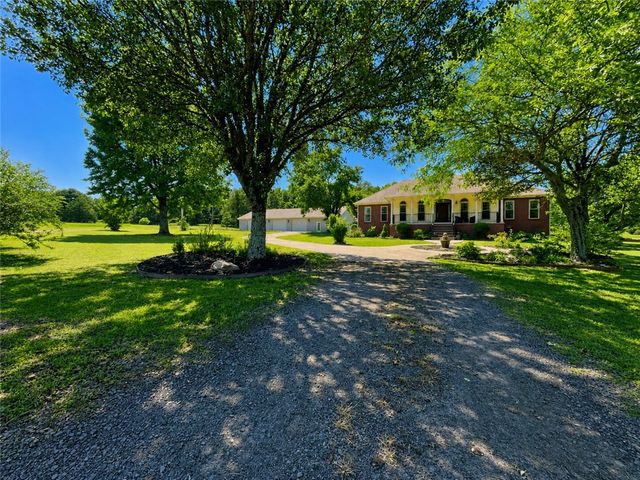 333 Hide-A-Way Lane, London, AR 72847