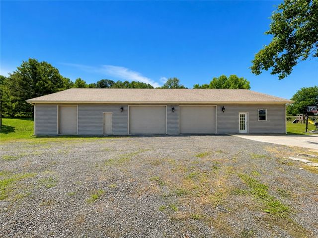 333 Hide-A-Way Lane, London, AR 72847