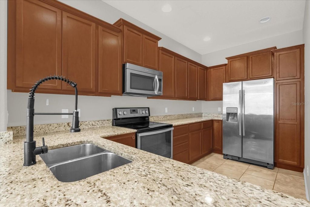 Image 6 of property listing at 11932 LORENZA LANE, Orlando, FL 32827