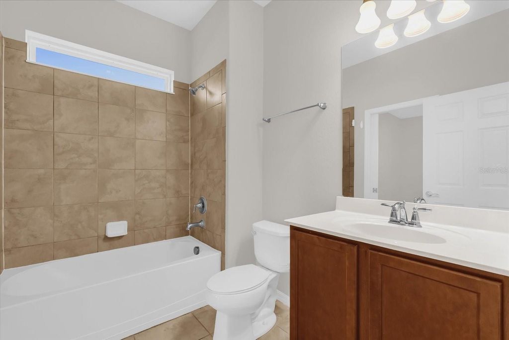 Image 8 of property listing at 11932 LORENZA LANE, Orlando, FL 32827