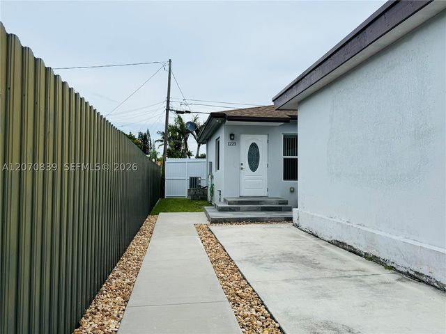 1221 SW 76th Ct, Miami, FL 33144