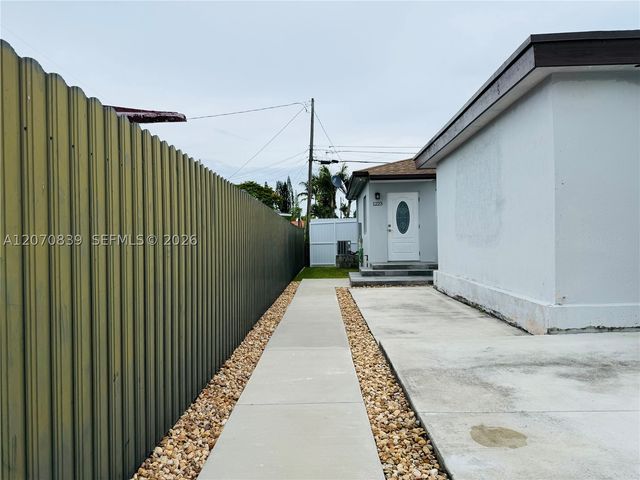 1221 SW 76th Ct, Miami, FL 33144