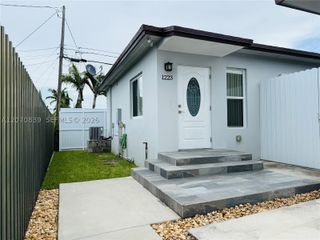 1221 SW 76th Ct, Miami, FL 33144