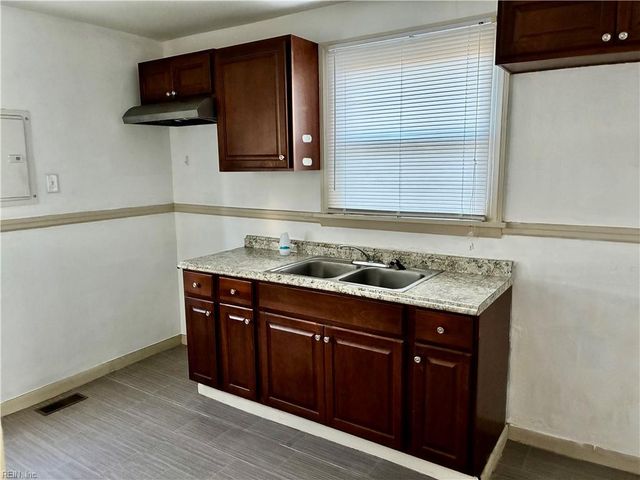 14 Fairview CIR S, Portsmouth, VA 23702