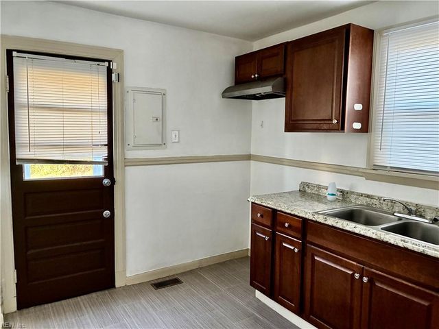 14 Fairview CIR S, Portsmouth, VA 23702