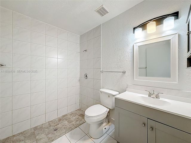 530 NE 34th St 1, Pompano Beach, FL 33064