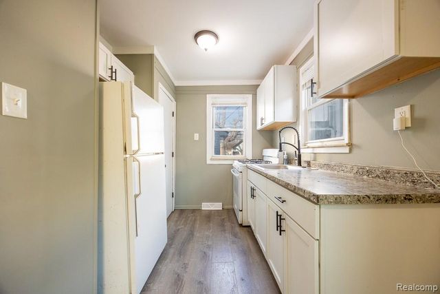 128 W Muir Avenue, Hazel Park, MI 48030