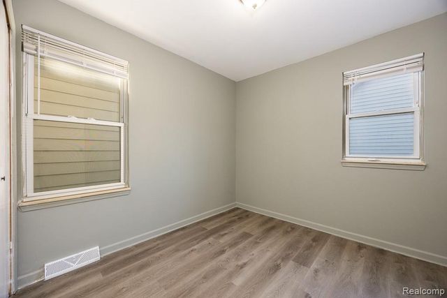 128 W Muir Avenue, Hazel Park, MI 48030