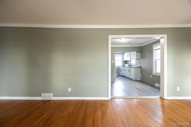 128 W Muir Avenue, Hazel Park, MI 48030