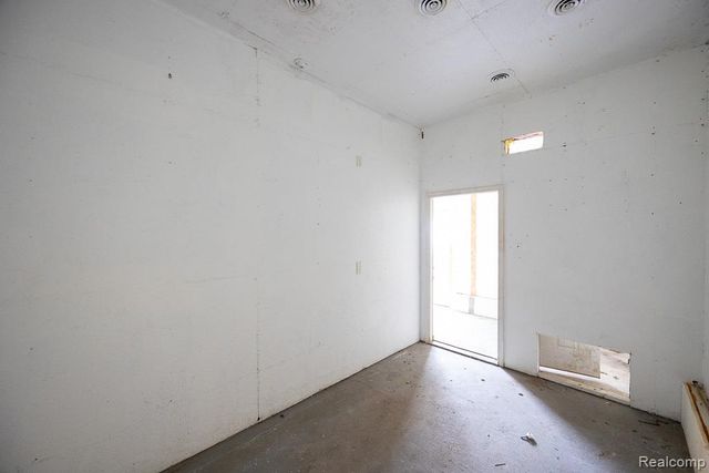 128 W Muir Avenue, Hazel Park, MI 48030